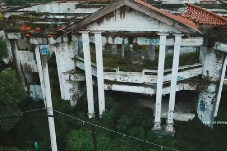 Inilah penampakan rumah Darmo Surabaya yang lebih mengerikan dari rumah Tiko dan Ibu Eny yang sempat viral.