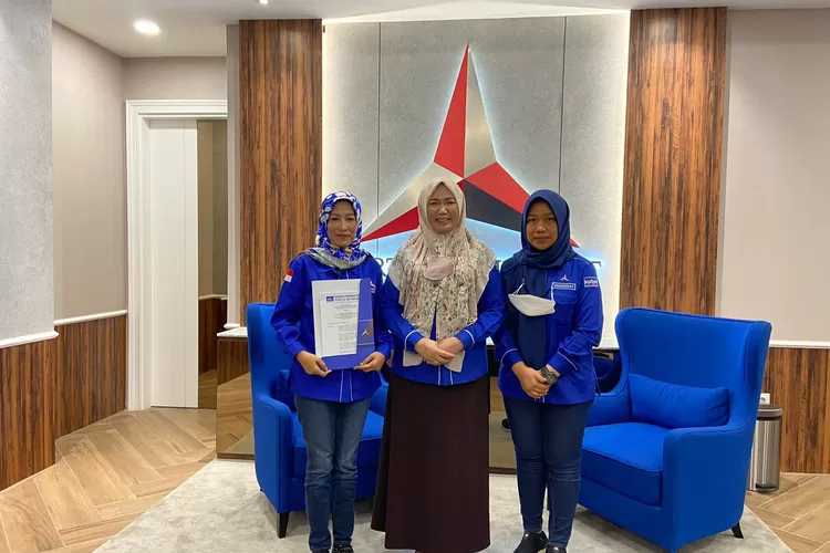 Ketua DPC Demokrat Sleman, Retno W bersama Wasekjen DPP Demokrat,Andi Timo Pangerang dan Ketua DPD Demokrat DIY Erlia Risti usai Penerimaan SK Resmi. (Foto: dokumentasi DPC Demokrat Sleman)