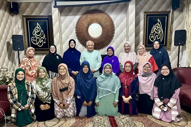 Foto bersama Anggota Kabisa dengan Prof Dien dan istri - Foro: Kabisa