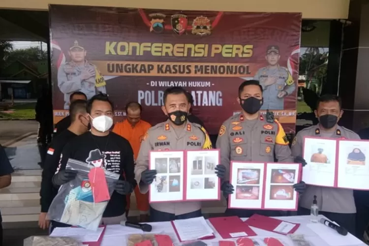Kapolres Batang AKBP Erwin Susanto didampingi Wakapolres, Kompol Gali Atmajaya dan Kasatreskrim AKP Yorisa Prabowo, saat konferensi pers, Rabu 20 Juli 2022.  (Muslihun/Kontributor Batang)