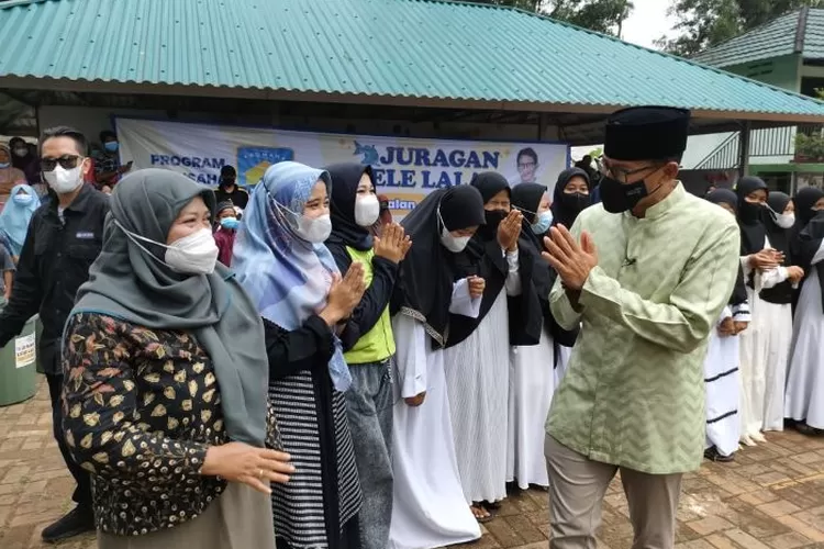 Aulia (berkerudung biru) ketika mennyambut kedatangan Sandiaga Uno (dok. Aulia Damarin)