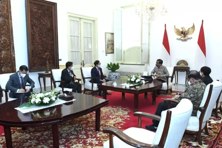 Presiden Jokowi saat menerima kunjungan Menlu Vietnam Bui Thanh Son dan delegasivdi Istana Negara Jakarta.  (BPMI Setpres.)
