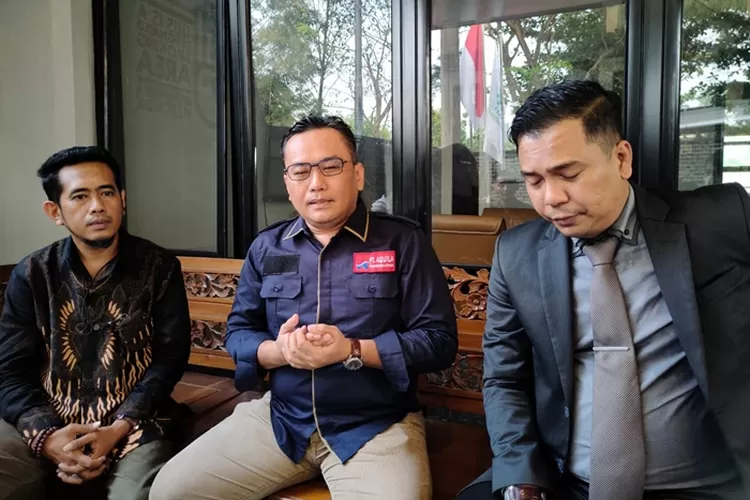 Kuasa hukum PT Aquila Transindo, Sefrin Ibnu W dari LBH Tajam (batik hitam) dan Oktorian Sitepu dari kantor hukum Oktorian Sitepu and Partners (jas berdasi) saat di konformasi, Selasa 19 Juli 2022.  (Muslihun/Kontributor Batang)