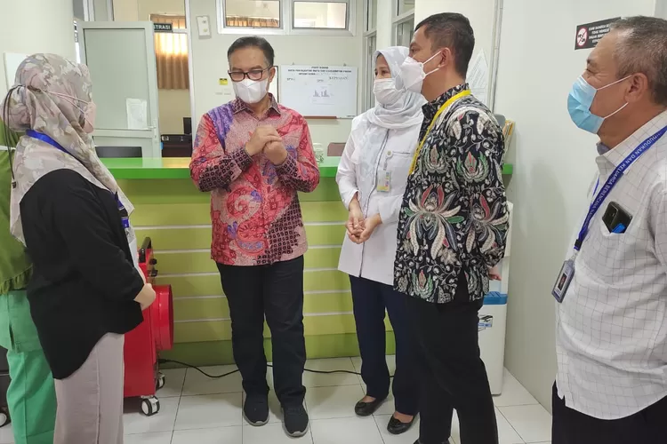 Kepala BKKBN Hasto Wardoyo saat meninjau pelayanan kesehatan reproduksi dan kontrasepsi di RSUP Dr Sardjito, Rabu (20/7/2022).  (Dok BKKBN)