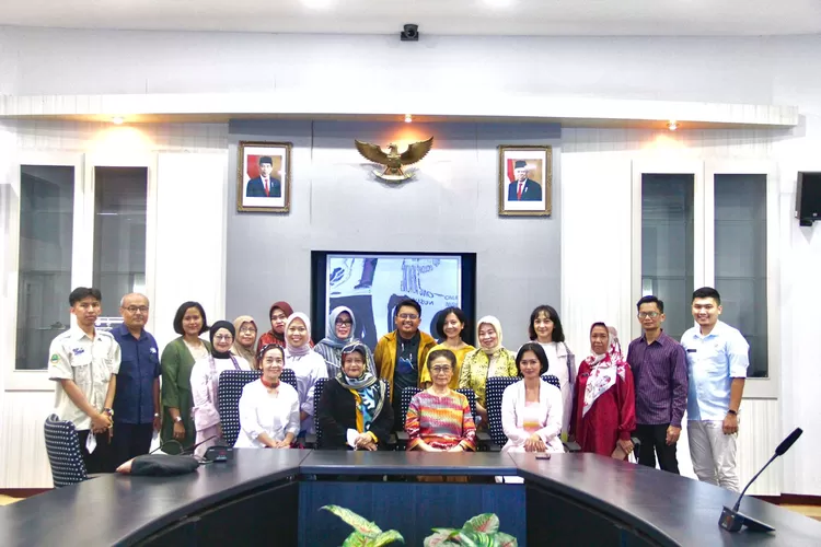 Disparbud Jabar menggelar rapat koordinasi dengan Irawati Durban Ardjo, maestro seni tari Merak serta komunitas Pusbitari di Gedung Disparbud Jabar, Selasa 19 Juli 2022. (Foto: Humas Disparbud Jabar)