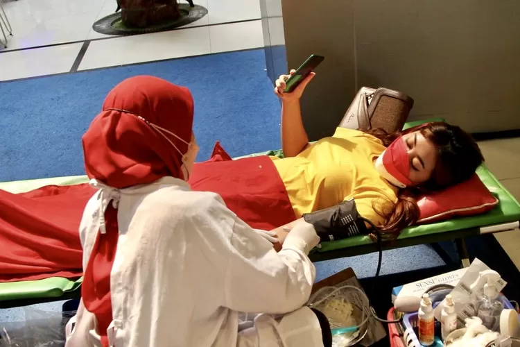 Petugas Palang Merah Indonesia Kota Tangerang melakukan pengambilan darah kepada pendonor - Foto: Henry Lukmanul Hakim