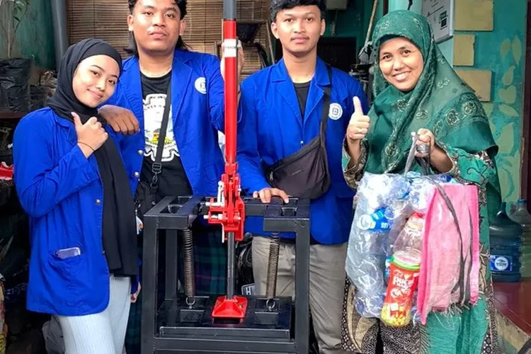 Tiga mahasiswa Prodi S-1 Teknik Industri Fakultas Teknik Udinus menciptakan alat Press Hidraulic sampah plastik.  (dok Humas Udinus)