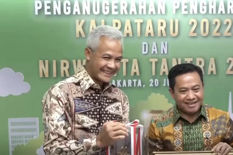 Gubernur Jawa Tengah Ganjar Pranowo menerima penghargaan Green Leadership Nirwasita Tantra 2021 dari Kementerian Lingkungan Hidup dan Kehutanan (KLHK). 