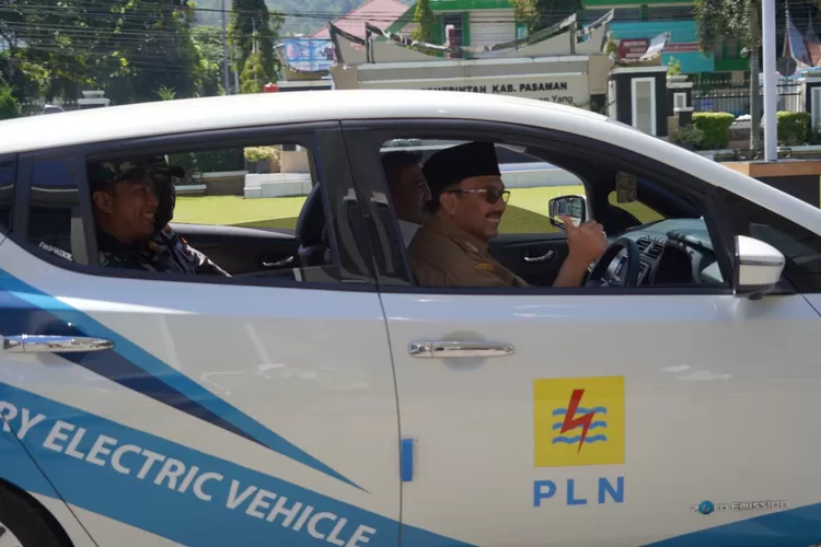 Bupati Pasaman, Benny Utama kendarai langsung mobil listrik dipandu oleh tim dari PLN.