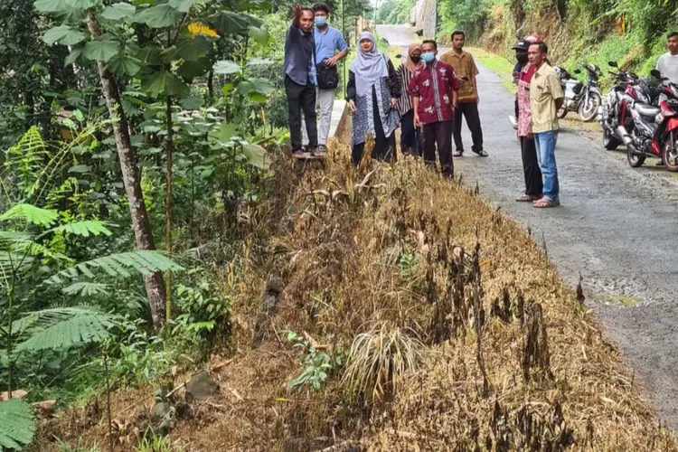 Srikandi Komisi VIII DPR RI Endang Maria Astuti mengIngatkan kepada masyarakat untuk mewaspadai dan memitigasikan ancaman bencana saat meninjau bencana longsor di salah satu Dapil Jateng IV  (AG Sofyan )