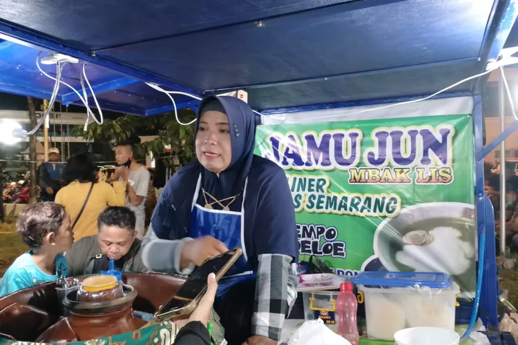 JAMU JUN : Minuman kas Pesisir Utara Jawa ini juga dijual di Kuliner Kauman di Aloon-Aloon Masjid Agung Semarang yang dibuka setiap Jumat, Sabtu, Minggu sore hingga malam hari. (suaramerdeka.com/Hendra Setiawan)
