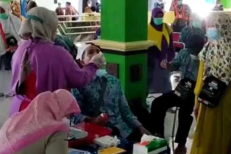 Jemaah haji Debarkasi Solo menjalani tes swab Antigen begitu tiba di Asrama Haji Donohudan  (Endang Kusumastuti)