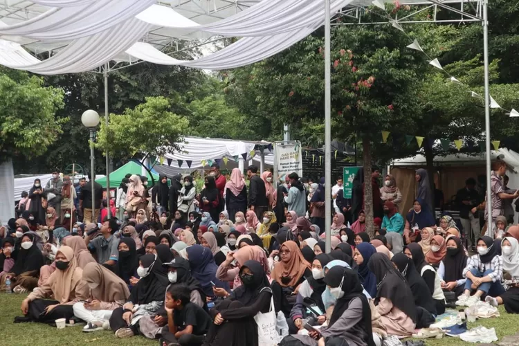 Ribuan Masyarakat Menikmati Pertunjukan Musik dan Sajian Kuliner Dalam Event Bandung Adha Festival Yang di Gelar YPM SALMAN ITB (Yuwana Kurniawan)