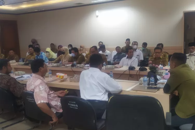 Sejumlah perwakilan Ikatan Guru Indonesia (IGI) Provinsi Banten mengikuti rapat audiensi bersama Komisi V DPRD Banten