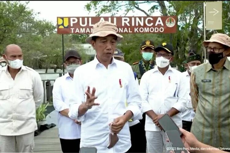 Presiden Jokowi di sela kunker di Pulau Rinca, NTT. (Tangkapan layar YouTube)