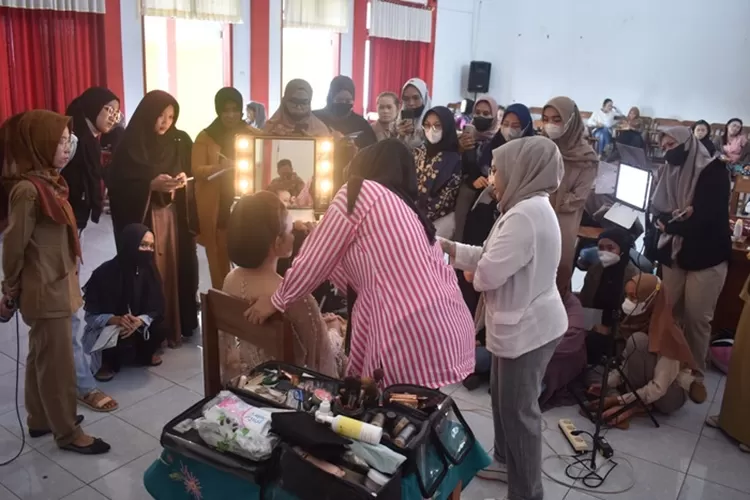 Sejumlah peserta kursus gratis tata rias mengamati instruktur saat merias pengantin di SKB Subah Kabupaten Batang.   (dok)