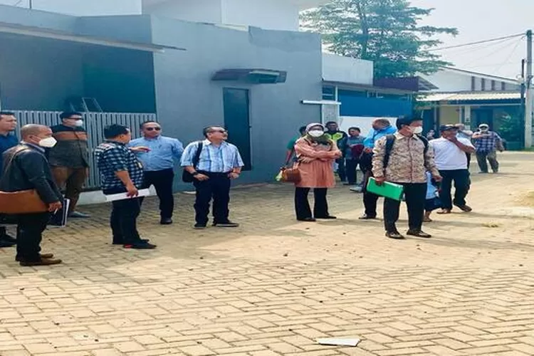 Majelis Hakim Pengadilan Negeri Cikarang menggelar sidang lapangan pada lahan sengketa di Desa Cijengkol, Kabupaten Bekasi. (G. Windarto)
