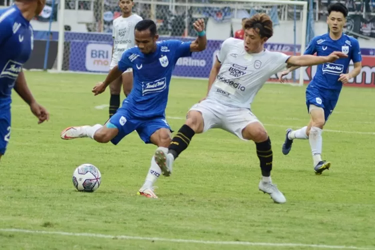 Oktafianus Fernando saat berduel dengan pemain Rans Nusantara FC. PSIS Semarang ditahan Rans Nusantara FC 1-1.  (Ayosemarang.com/ Audrian Firhannusa)