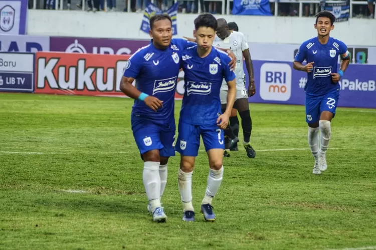Wawan Febrianto saat merayakan gol dengan Taisei Marukawa. PSIS Semarang vs Rans Nusantara FC berakhir 1-1.  (Ayosemarang.com/ Audrian Firhannusa)