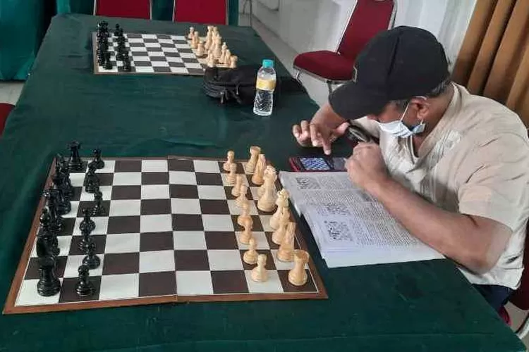Atlet cabor catur saat berlatih untuk persiapan APG XI Solo 2022 (Endang Kusumastuti)