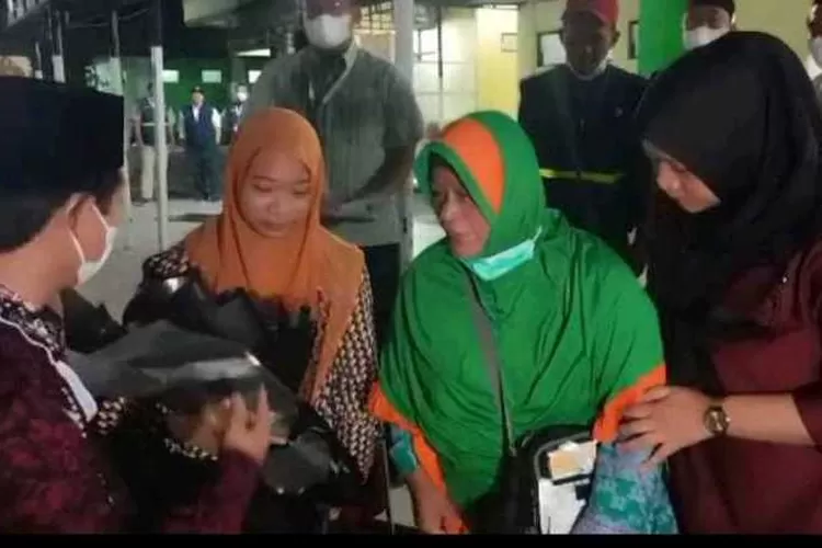 Ketua PPIH Debarkasi Solo menyerahkan dokumen jemaah haji yang meninggal di pesawat kepada keluarga (Endang Kusumastuti)