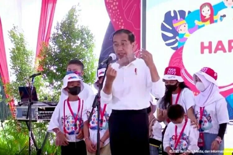 Presiden Jokowi bersama anak-anak Indonesia. (Tangkapan layar YouTube Sekretariat Presiden.)