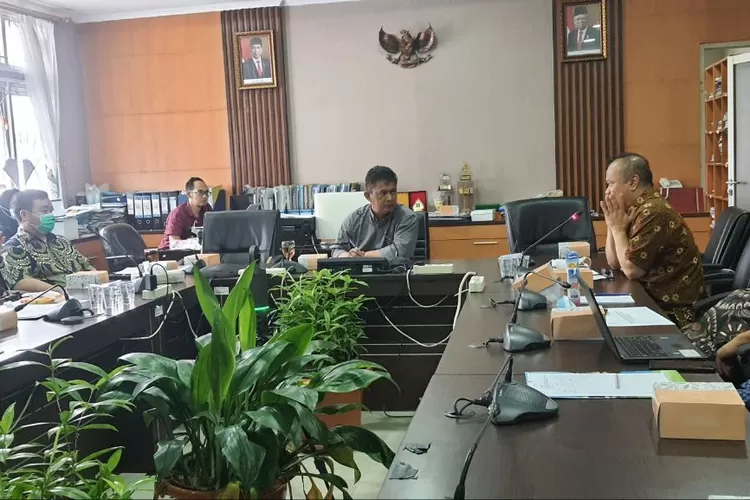 Komisi B DPRD Kota Bandung melaksanakan rapat kerja dengan RSUD Kota Bandung membahas terkait target pendapatan s/d triwulan II T.A 2022