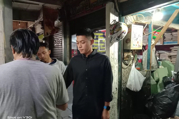 Bandung, tandabaca.id Muhammad Rasyid Amrullah Rajasa, pengusaha muda kunjungi Pasar Uleukan, Jalan Pagarsih, Kota Bandung. Untuk melihat keberadaan usaha mikro kecil menengah (UMKM) Percetakan. (Ariesmen Fokussatu.id)