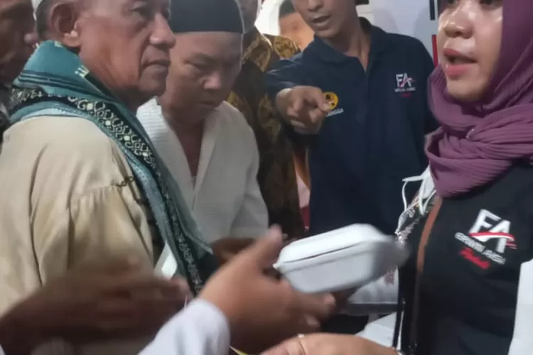 Relaqan Erwin Aksa Peduli membagikan nasi kotak siap santap di salah satu masjid di kawasan Jakarta Utara, Jumat (22/7/2022).