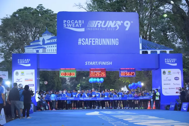Sebanyak 18.601 pelari mengikuti ajang bertajuk pocari sweat run indonesia 2022 yang star dan finisnya berlangsung di Gedung Sate, Jalan Diponegoro, Kota Bandung, Minggu 24 Juli 2022. (Fokussatu.id)
