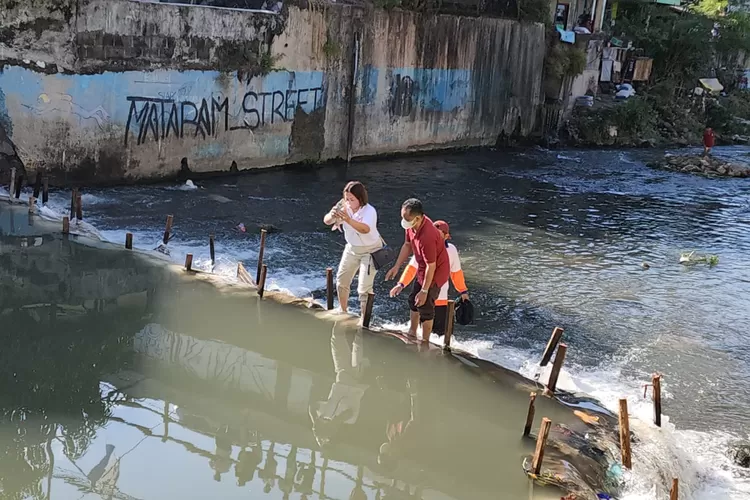 General Manager Grand Inna Malioboro Ni Komang Darmiati saat menebar ikan dalam Lomba Mancing Neng Kali Code, Minggu (24/7/2022).  (Dok Grand Inna Malioboro)