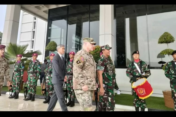 Panglima TNI, Andika Perkasa saat menyambut kedatangan Chairman of The Joint Chiefs of Staff (CJCS) General Mark AA Milley di Mabes TNI, Jakarta, Minggu (24/7/2022). (Dwi Rahmawati)