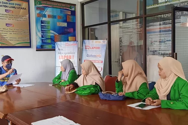 Pranata Humas Lutra Beri Tips Menulis Berita kepada Mahasiswi IAIN Palopo (Dok. LHR)