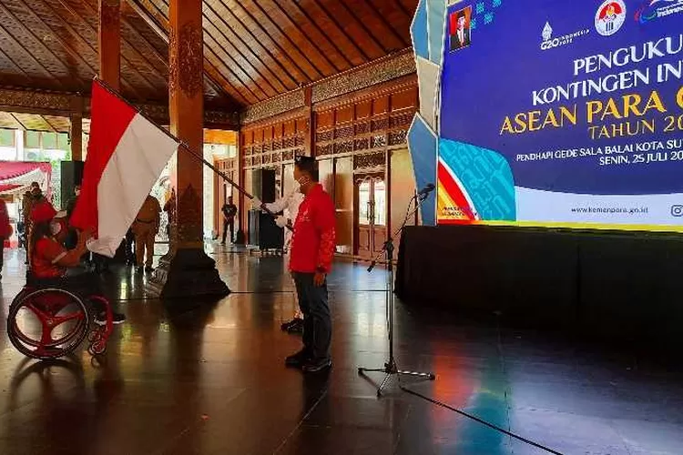 Atlet Ni Nengah Widyasih mencium bendera Merah Putih saat pengukuhan atlet APG Indonesia oleh Menpora (Endang Kusumastuti)