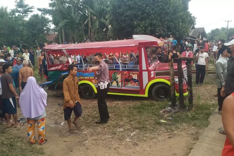 Kecelakaan Maut Mobil Odong-odong Ditabrak Kereta Api Di Serang ...