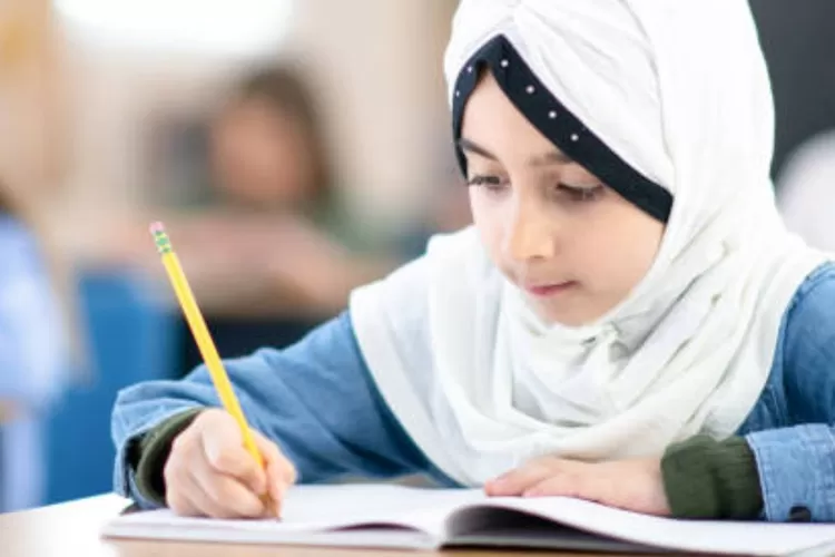 Ilustrasi, siswa mempelajari buku Pendidikan Agama Islam untuk siswa Kelas 1 SD/MI Kurikulum Merdeka