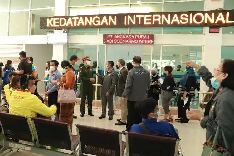 Kontingen negara Myanmar tiba di Bandara Adi Soemarmo Solo (Endang Kusumastuti)