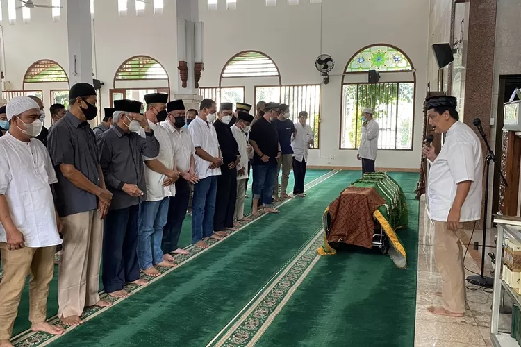 Terlihat Mohamad Feriadi, Budi Paryanto, Budiyanto dan Syarifuddin berdiri di shaf paling depan tepat berada dibelakang jenazah - Foto: Henry Lukmanul Hakim