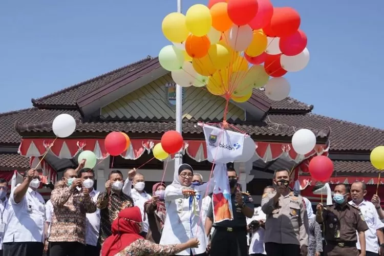 Penjabat Bupati Batang Lani Dwi Rejeki luncurkan program Dahysat dengan&nbsp; melepas balon, Foto: Muslihun kontributir Batang.&nbsp;