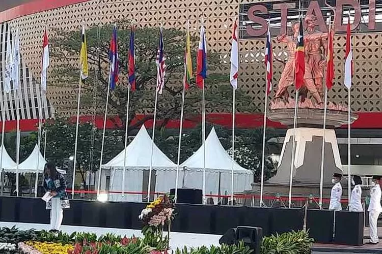 Bendera negara peserta ASEAN Para Games XI dikibarkan di Stadion Manahan Solo (Endang Kusumastuti)