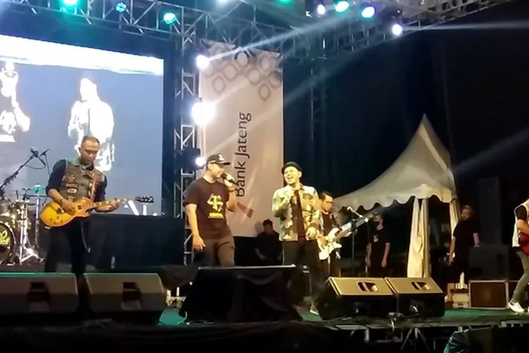 Bupati Kendal Dico M Ganinduto bernyanyi bersama Padi Reborn dipanggung utama Pekan Raya Kendal, Rabu 27 Juli 2022 malam.  (edi prayitno/kontributor Kendal)