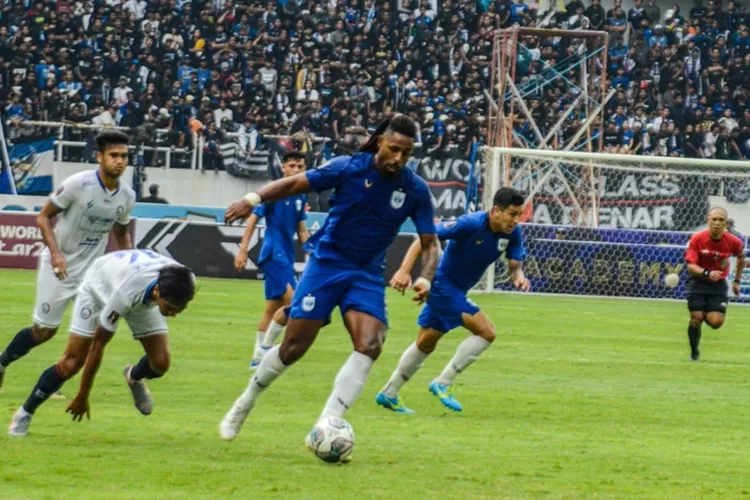 Carlos Fortes saat melawan Arema FC. Dari 22 nama pemain PSIS Semarang, Carlos Fortes dibawa.  (Ayosemarang.com/ Audrian Firhannusa)