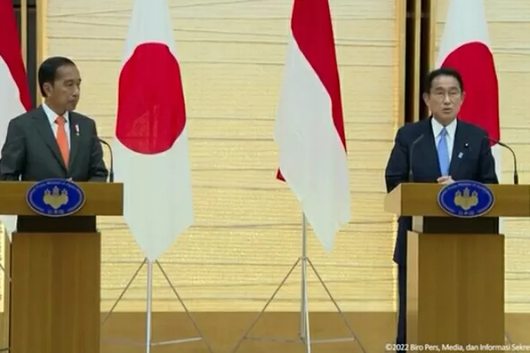 PM Fumio Kishida dan Presiden Jokowi dalam pernyataan bersama di Tokyo. (Tangkapan layar YouTube Sekretariat Presiden)