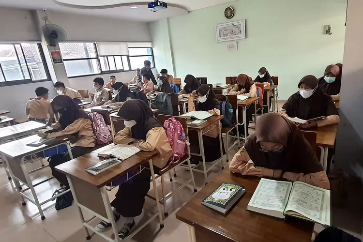 Siswa-siswi SMP Prima Cendekia Islam ketika membaca Al Quran sebelum memulai mata pelajaran lainnya.