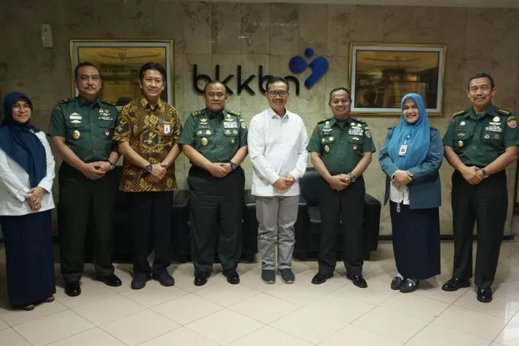 Kepala BKKBN Hasto Wardoyo (tengah baju putih) menerima tim kesehatan TNI AD. 