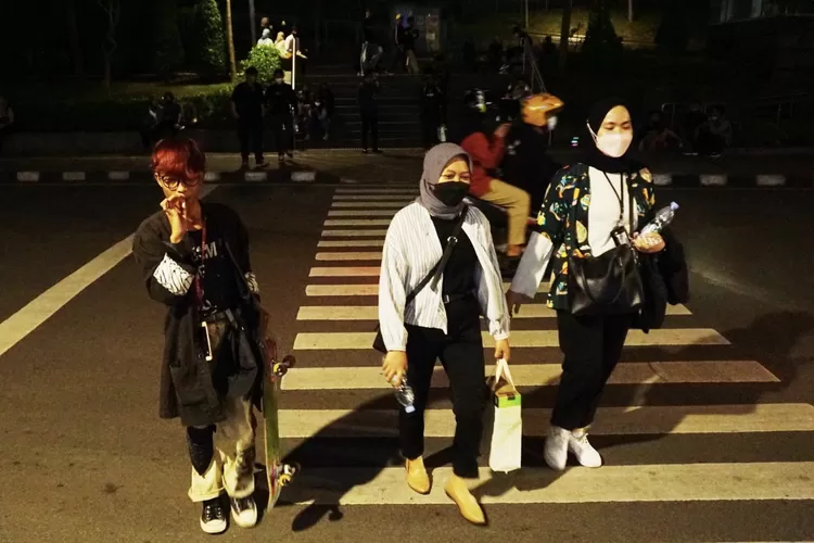 Remaja sedang memperagakan Citayam Fashion Week di Dukuh Atas Jakarta - Foto: Henry Lukmanul Hakim