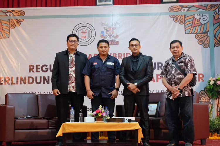 Advokat IAI Yunus Adhi Prabowo (kedua dari kanan) foto  bersama dengan narasumber lain pada diskusi AIA  di Denpasar, Bali, Minggu (24/7/2022).