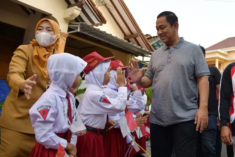Wali Kota Semarang Hendrar Prihadi saat menyapa siswa-siswi di SD Srondol Kulon. Hendi tak wajibkan siswa di Semarang beli seragam di sekolah.  (Pemkot Semarang)