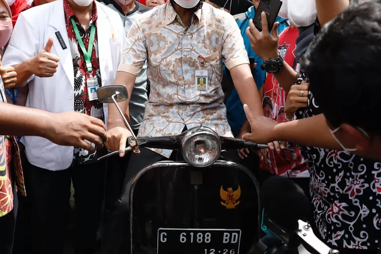 Gubernur Jawa Tengah Ganjar Pranowo menyempatkan berkendara (riding) bersama Forum Komnuitas Scooterist Pemalang.