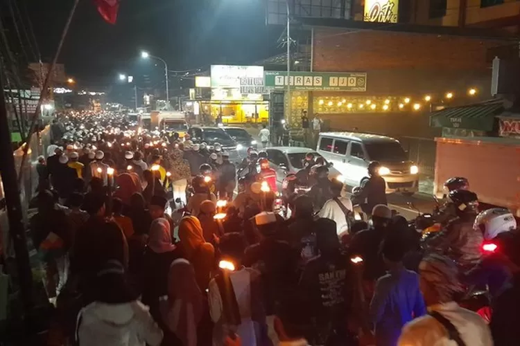 Sistuasi pawai obor di kawasan Puncak, Kabupaten Bogor.